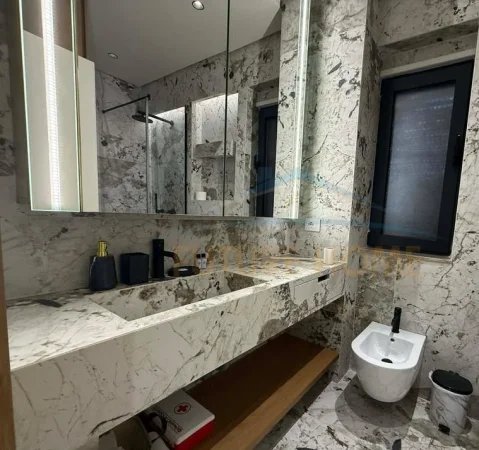 Tirane, jepet me qera apartament 1+1 Kati 1, 80 m² 700 € (Unaza e re)