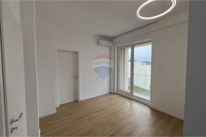 Tirane, jepet me qera Vile 3+1 , 196 m² 1.300 € 