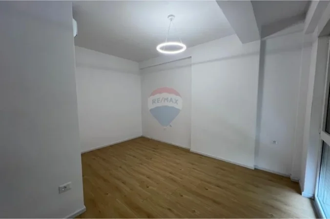 Tirane, jepet me qera Vile 3+1 , 196 m² 1.300 € 