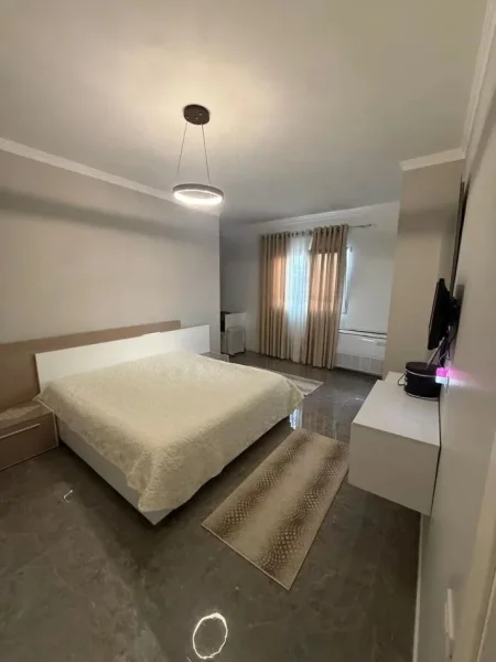 Tirane, jepet me qera apartament 2+1 Kati 3, 120 m² 700 € (Natyre e qete, TEG)