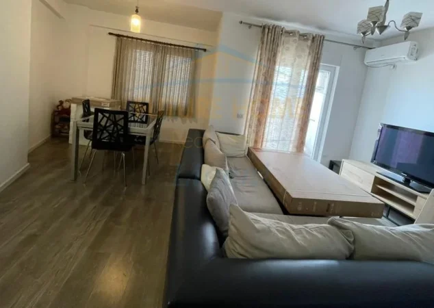Tirane, jepet me qera apartament 1+1+Ballkon Kati 6, 77 m² 750 € (Kompleksi Kontakt)