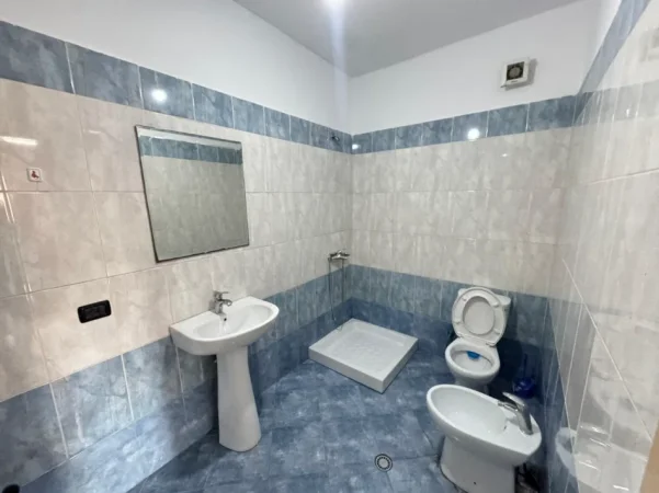 Tirane, jepet me qera apartament 1+1 Kati 4, 70 m²