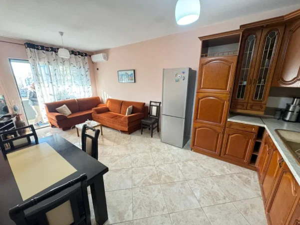 Tirane, jepet me qera apartament 1+1 Kati 4, 70 m²