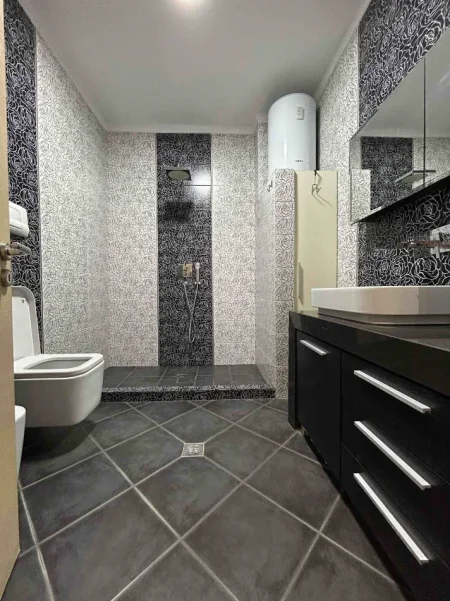 Tirane, jepet me qera apartament 1+1 Kati 3, 70 m² 550 € (KOMUNA E PARISIT)