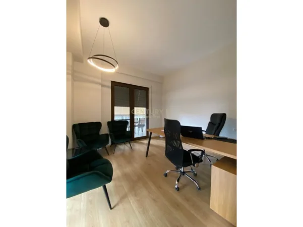 Tirane, jepet me qera apartament 2+1 Kati 3, 105 m² 1.200 € (garda)