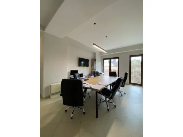 Tirane, jepet me qera apartament 2+1 Kati 3, 105 m² 1.200 € (garda)