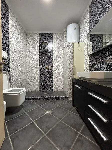 Tirane, jepet me qera apartament 1+1+Aneks+Ballkon Kati 6, 77 m² 580 € (Komuna e Parisit pranë Qendrës Kristal)