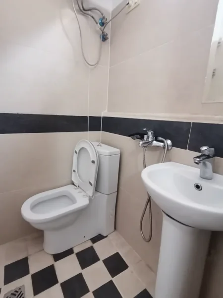 Tirane, jap me qera garsonier 1+1 Kati 2, 37 m² 330 € (Rruga 5 maji prane qendres tregtare concord)