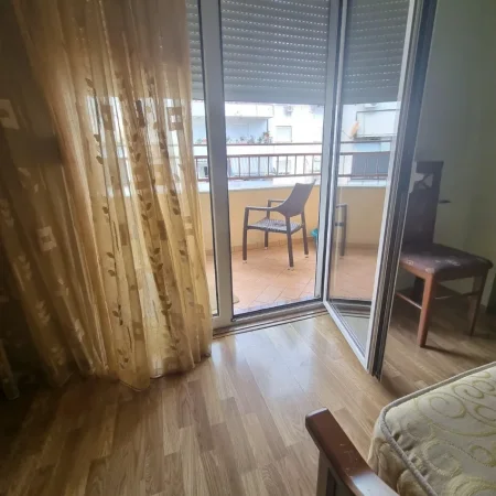 Tirane, jepet me qera apartament 1+1 Kati 8,