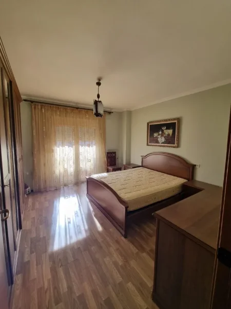 Tirane, jepet me qera apartament 1+1 Kati 8,