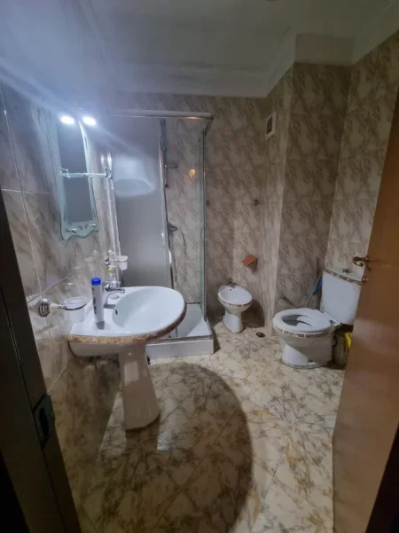 Tirane, jepet me qera apartament 1+1 Kati 8,