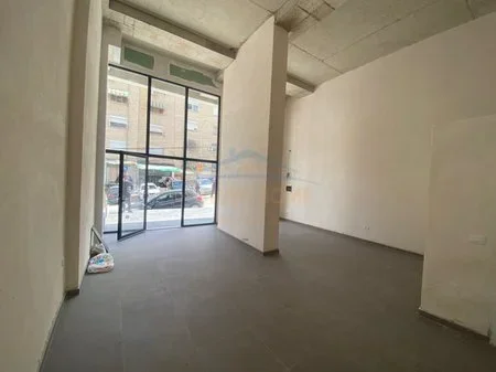 Tirane, jepet me qera ambjent biznesi Kati 0, 56 m² 850 € (Rruga e Dibres)