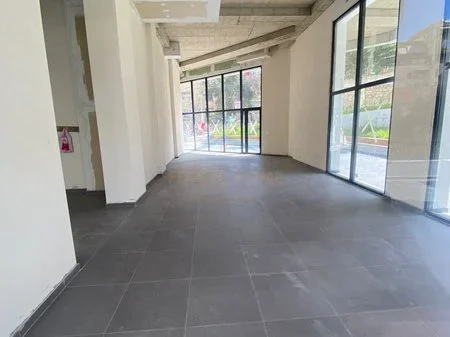 Tirane, jepet me qera ambjent biznesi Kati 0, 130 m² 1.800 € (Rruga e Dibres)