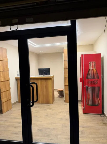 Tirane, jepet me qera ambjent biznesi Kati 0, 30 m² 350 € (PORCELAN)