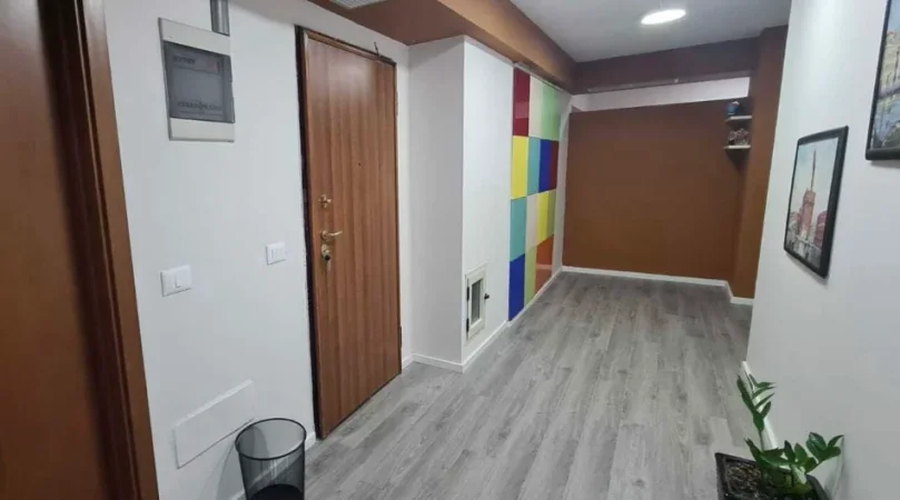 Tirane, jepet me qera ambjent biznesi Kati 2, 200 m² 3.000 € (RR. SAMI FRASHERI)