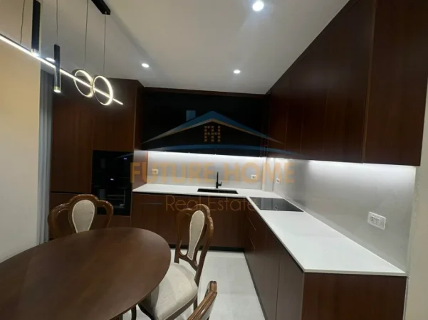 Tirane, shes apartament 2+1+Ballkon Kati 4, 102 m² 250.000 € (Mine Peza)