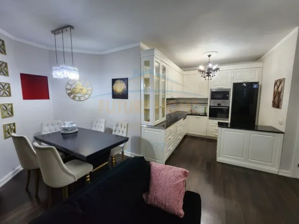 Tirane, jepet me qera apartament 2+1 Kati 8, 115 m² 950 € (BULEVARDI I RI)