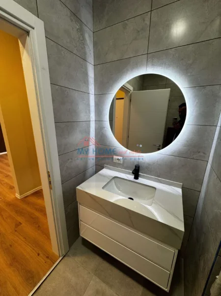 Tirane, jepet me qera zyre Kati 6, 64 m² 500 € (Brryli)