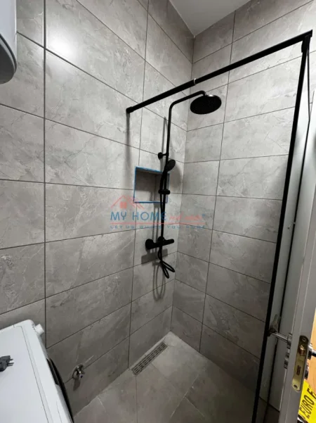 Tirane, jepet me qera zyre Kati 6, 64 m² 500 € (Brryli)