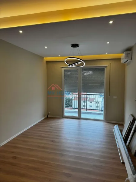 Tirane, jepet me qera zyre Kati 6, 64 m² 500 € (Brryli)