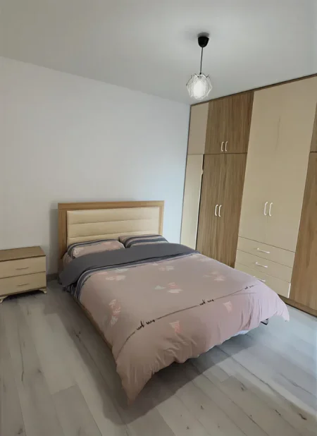 Tirane, jepet me qera apartament 2+1+Ballkon Kati 4, 100 m² 500 € (Astir, afër Univers Lounge)