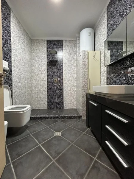 Tirane, jepet me qera apartament 1+1+Ballkon Kati 6, 77 m² 580 € (KOMUNA E PARISIT)