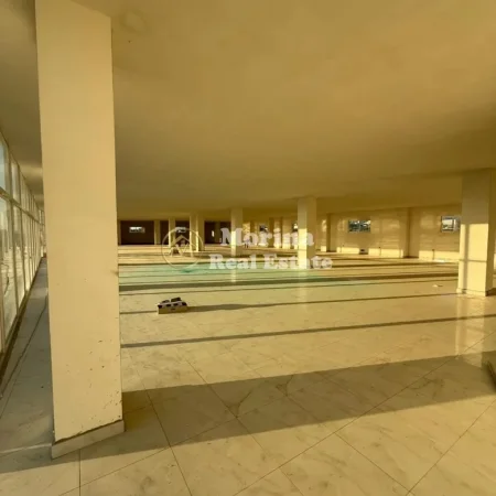 Tirane, jepet me qera ambjent biznesi Kati 2, 1.000 m² 2.000 € (Tapize)