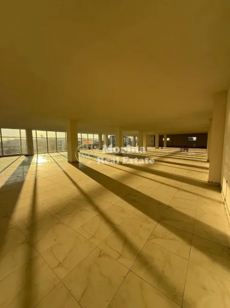 Tirane, jepet me qera ambjent biznesi Kati 2, 1.000 m² 2.000 € (Tapize)