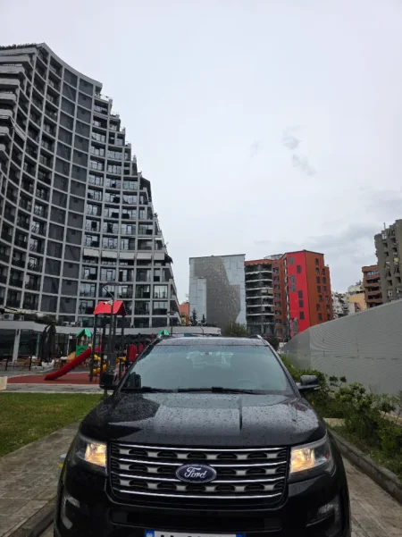 Tirane, shes SUV Ford Explorer Benzin, 7 vendshe, e zeze automatik Kondicioner 178.801 km 13.000 €