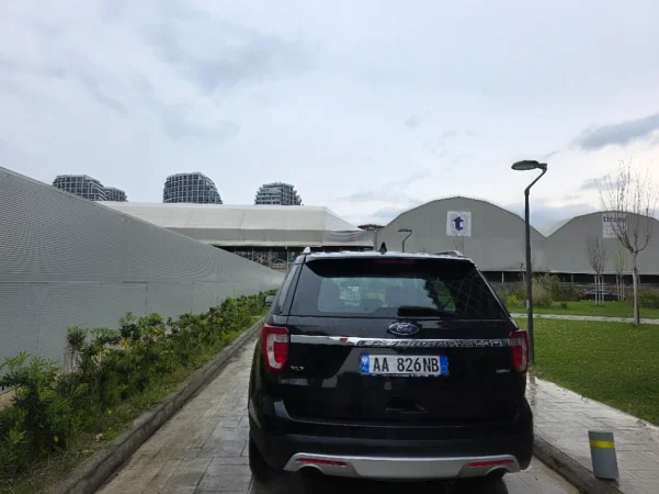 Tirane, shes SUV Ford Explorer Benzin, 7 vendshe, e zeze automatik Kondicioner 178.801 km 13.000 €