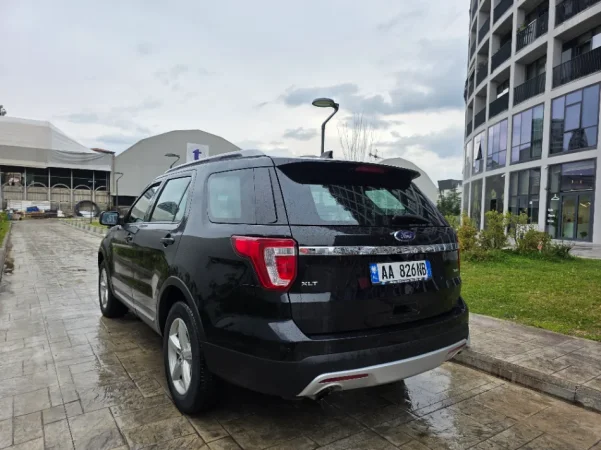 Tirane, shes SUV Ford Explorer Benzin, 7 vendshe, e zeze automatik Kondicioner 178.801 km 13.000 €