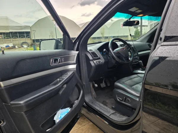 Tirane, shes SUV Ford Explorer Benzin, 7 vendshe, e zeze automatik Kondicioner 178.801 km 13.000 €