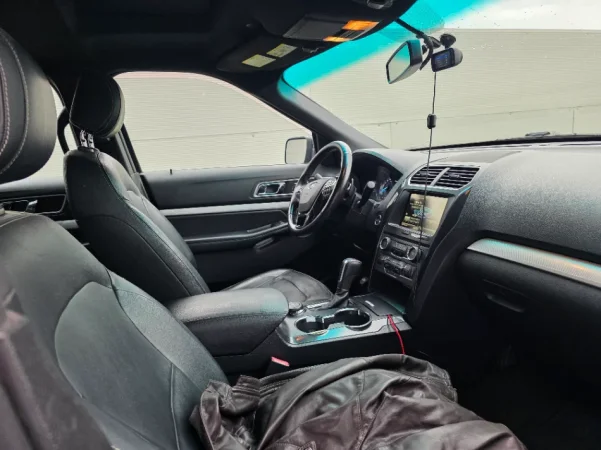 Tirane, shes SUV Ford Explorer Benzin, 7 vendshe, e zeze automatik Kondicioner 178.801 km 13.000 €