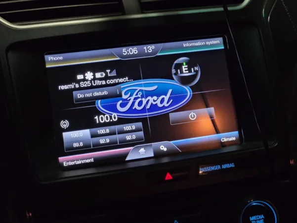 Tirane, shes SUV Ford Explorer Benzin, 7 vendshe, e zeze automatik Kondicioner 178.801 km 13.000 €