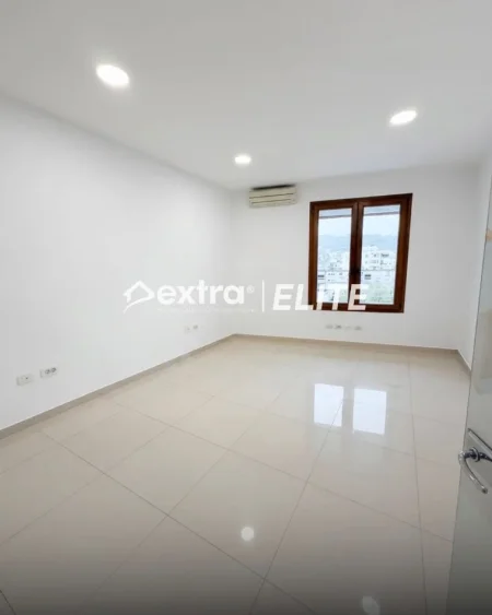 Tirane, jepet me qera ambjent biznesi Kati 4, 187 m² 2.500 € (Hilton Garden Inn)