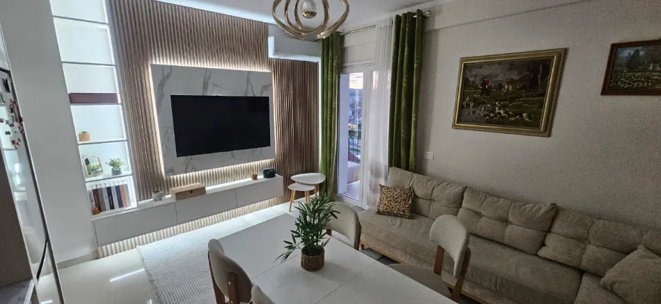 Tirane, jepet me qera apartament 2+1+Ballkon Kati 5, 83 m² 600 € (LAPRAKE)