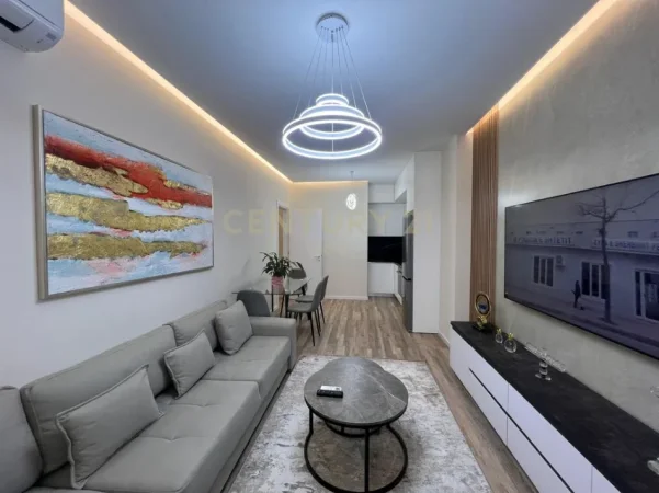 Tirane, jepet me qera apartament 1+1+Ballkon Kati 3, 70 m² 900 € 