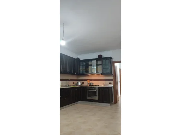 Tirane, jepet me qera apartament 2+1 Kati 7, 110 m² 850 € (RRUGA E KAVAJES)
