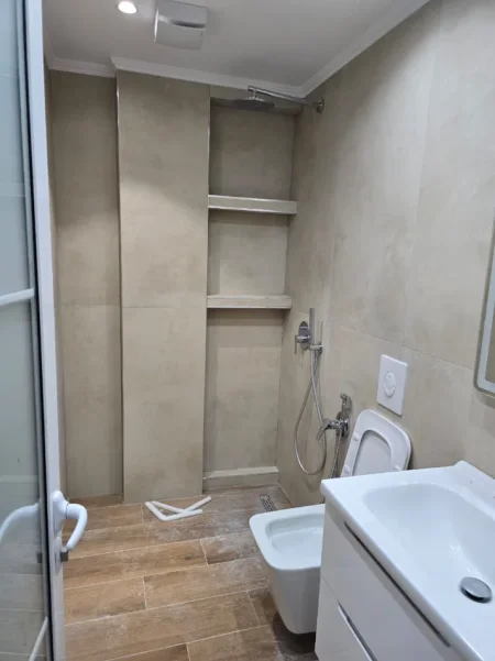 Tirane, shes apartament 1+1+Ballkon Kati 3, 50 m² 115.000 € (Rr. Todi Shkurti Tregu Elektrik)