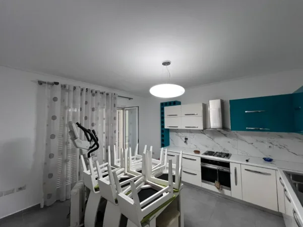 Tirane, jepet me qera Vile 3 Katshe Kati 4, 880 m² 1.500 € (PORCELAN)