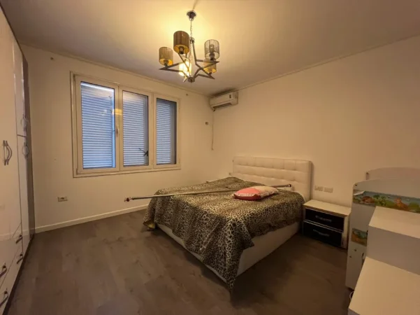 Tirane, jepet me qera Vile 3 Katshe Kati 4, 880 m² 1.500 € (PORCELAN)