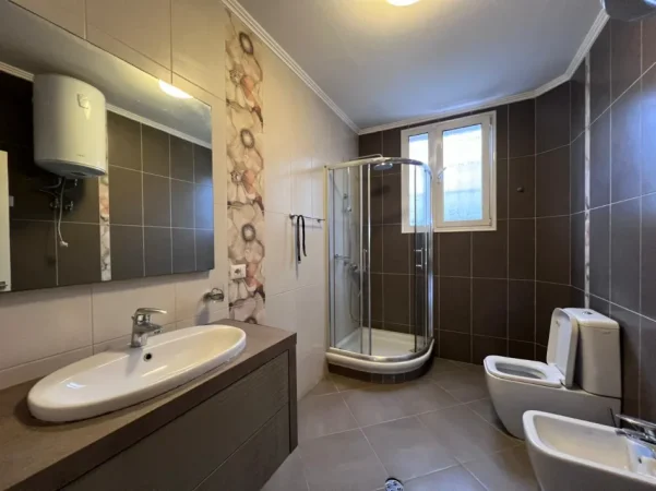 Tirane, jepet me qera Vile 3 Katshe Kati 4, 880 m² 1.500 € (PORCELAN)