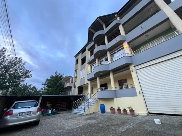 Tirane, jepet me qera Vile 3 Katshe Kati 4, 880 m² 1.500 € (PORCELAN)