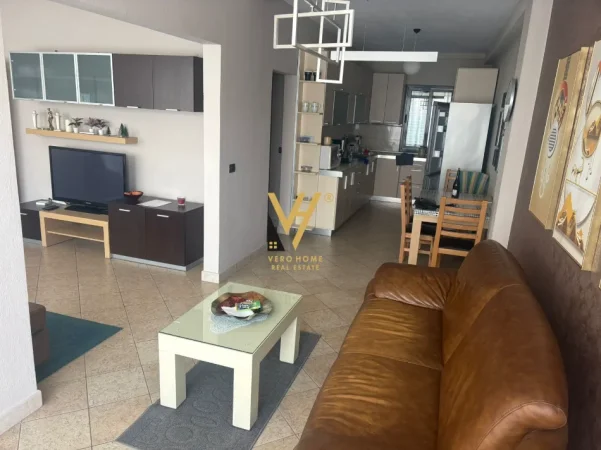 Tirane, jepet me qera apartament 2+1+Ballkon Kati 1, 120 m² 800 € (RRUGA BARDHYL)
