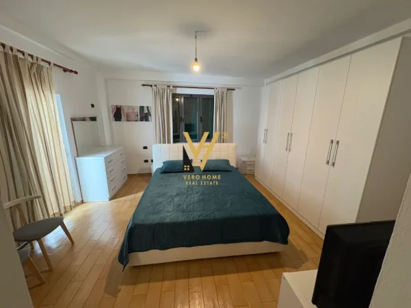 Tirane, jepet me qera apartament 2+1+Ballkon Kati 1, 120 m² 800 € (RRUGA BARDHYL)