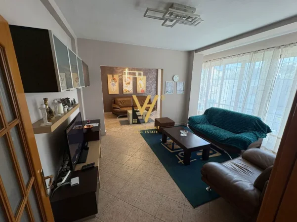 Tirane, jepet me qera apartament 2+1+Ballkon Kati 1, 120 m² 800 € (RRUGA BARDHYL)