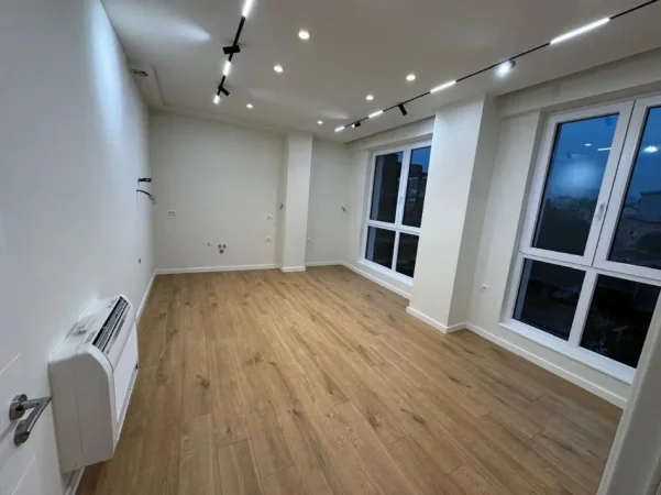 Tirane, jepet me qera apartament 1+1+Ballkon Kati 5, 58 m² 1.000 € (KOMUNA E PARISIT)