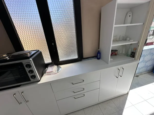 Tirane, jepet me qera apartament 1+1+Ballkon Kati 3, 56 m² 500 € (Rruga e Elbasanit)