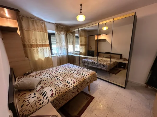 Tirane, jepet me qera apartament 1+1+Ballkon Kati 3, 56 m² 500 € (Rruga e Elbasanit)
