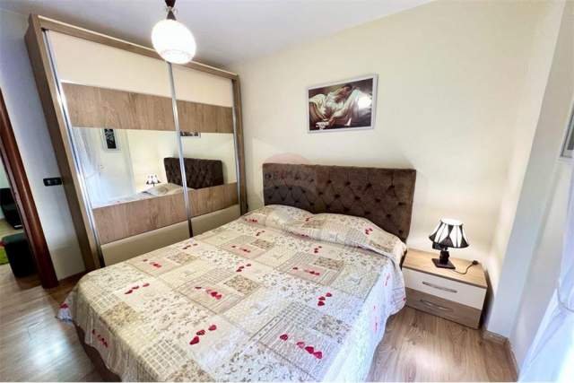 Tirane, jepet me qera apartament 1+1+BLK Kati 6, 70 m² 550 Euro (Komuna e Parisit)